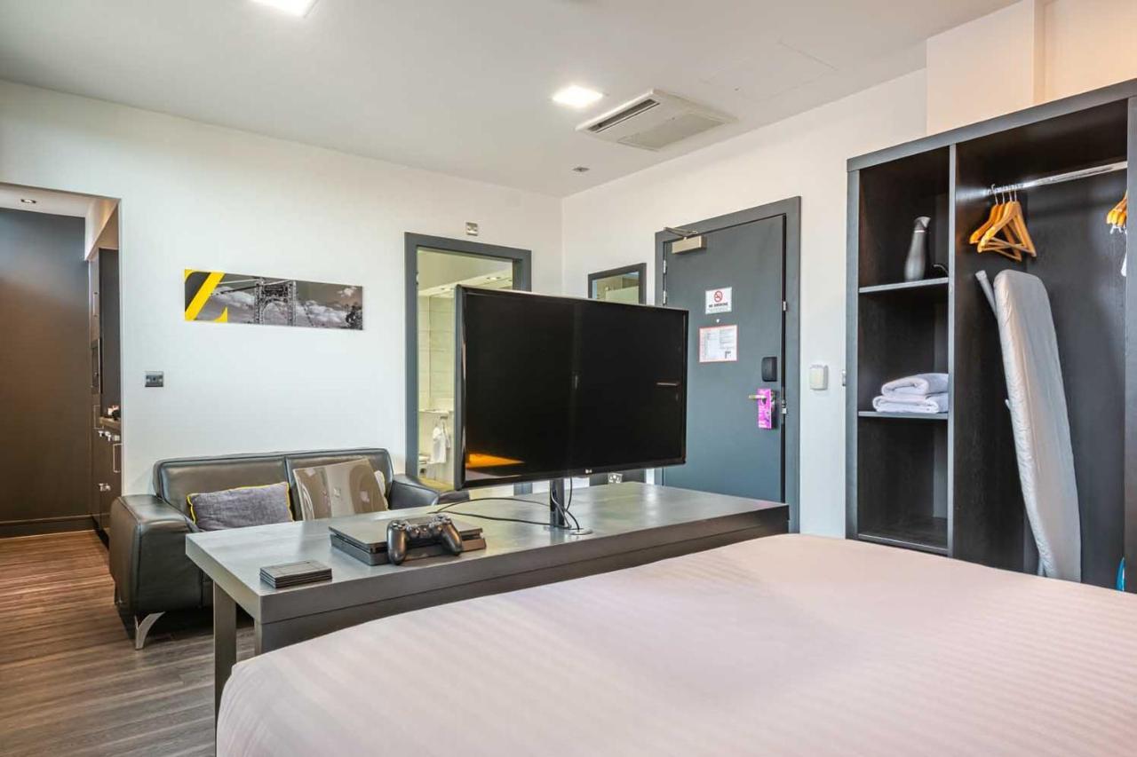 Roomzzz Chester City Exteriör bild