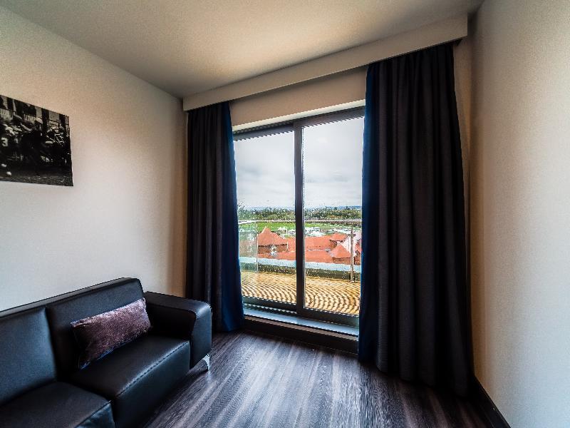 Roomzzz Chester City Exteriör bild