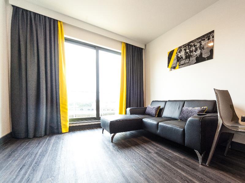 Roomzzz Chester City Exteriör bild